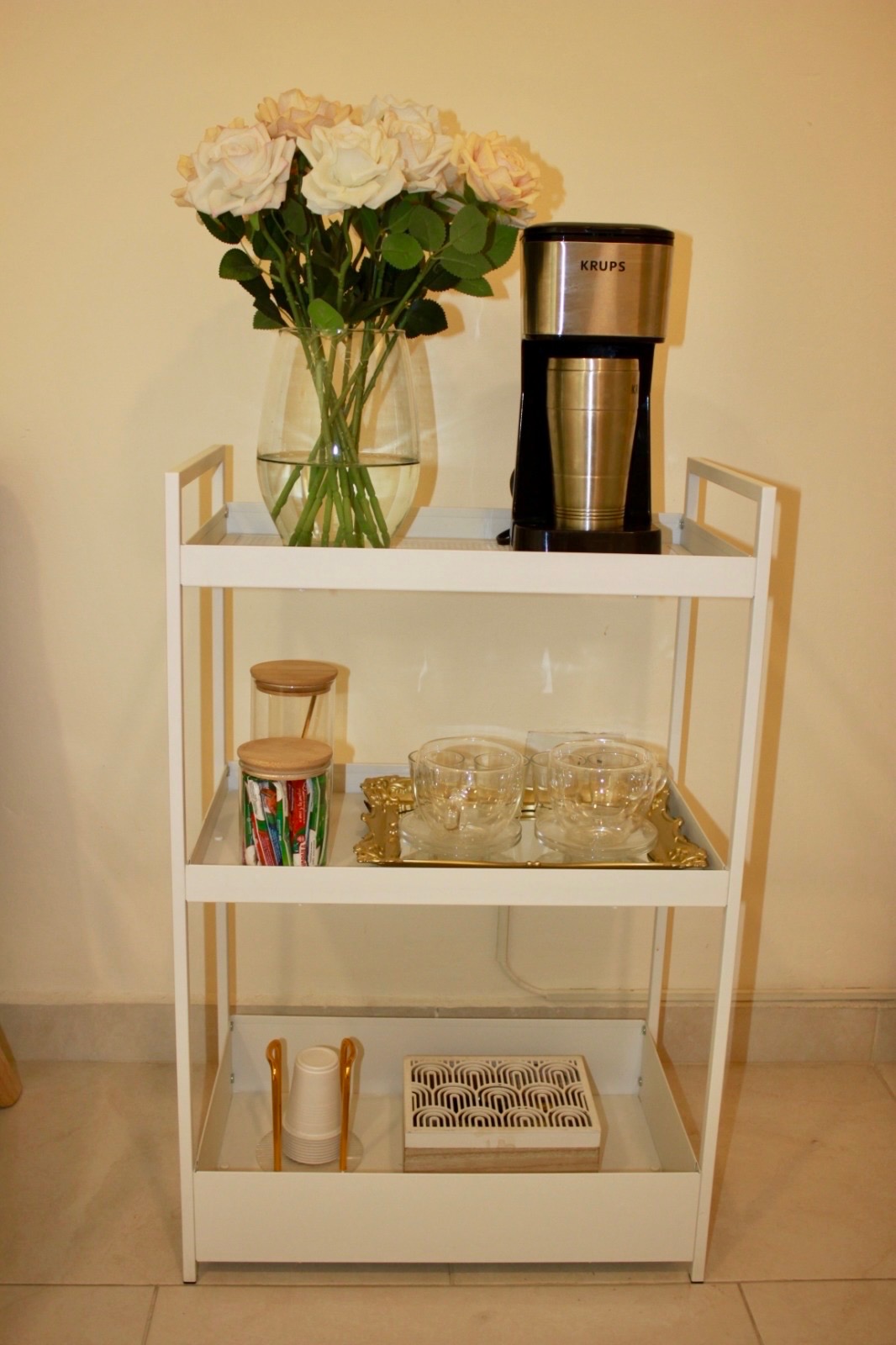 Área de consulta: estación de café y flores para pacientes