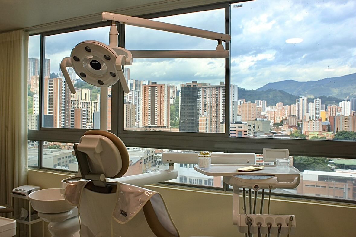 Unidad odontológica con vista panorámica a Medellín