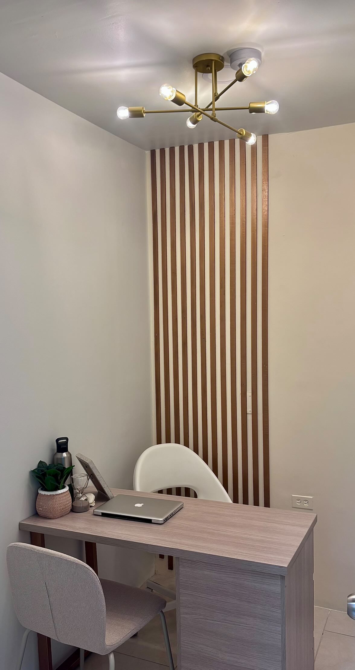 Espacio de oficina y consulta con escritorio y detalle en madera