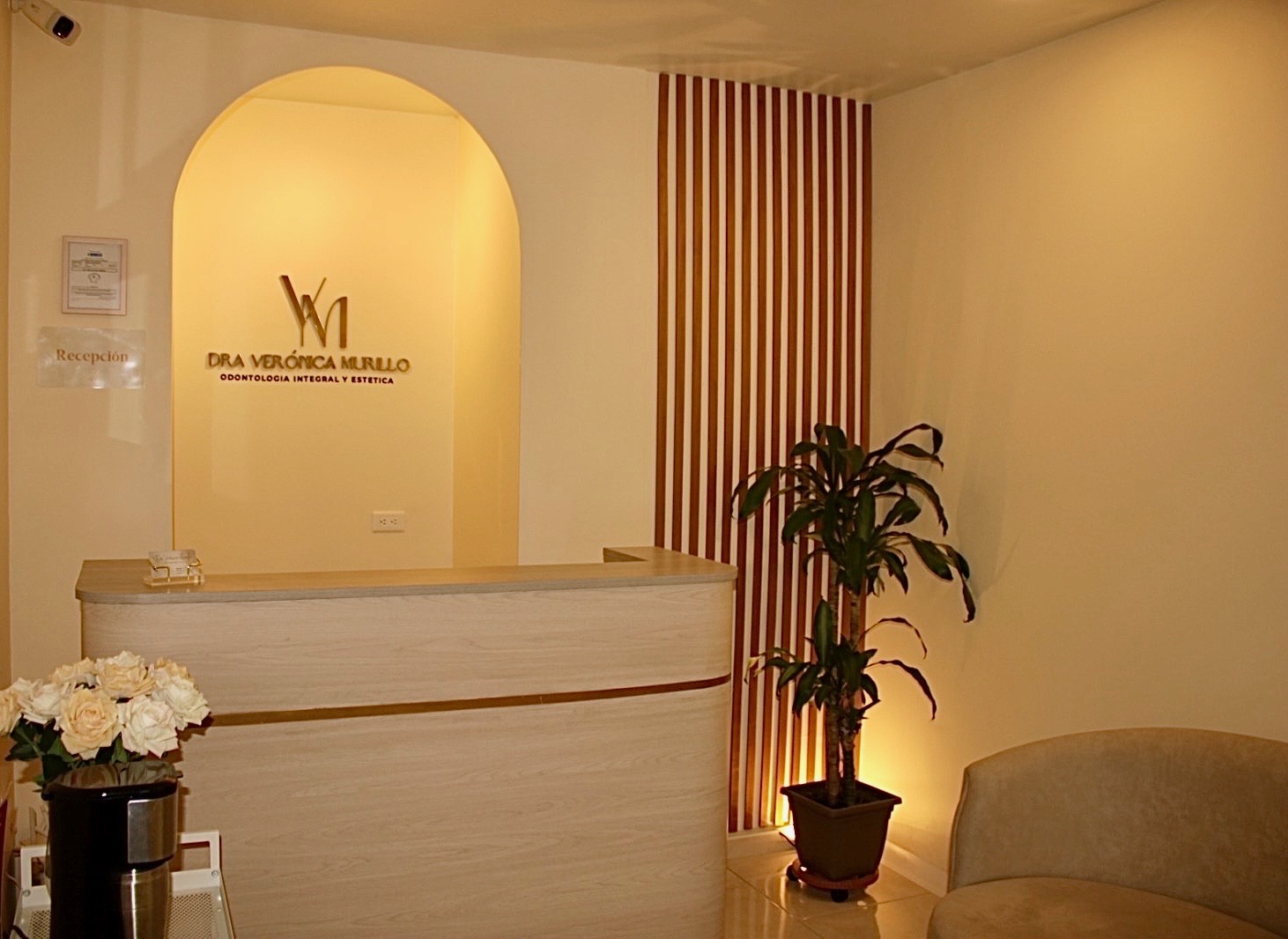 Recepción del consultorio, con el logotipo dorado VM